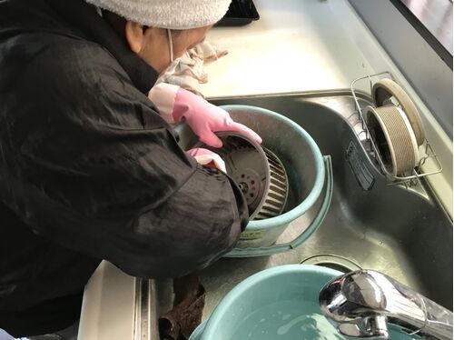 換気扇清掃中