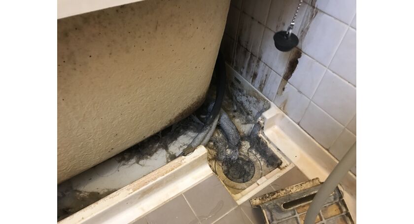 浴室エプロン内部施工前