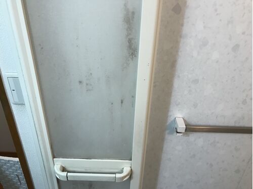 浴室折り戸清掃前
