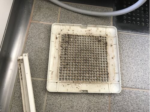 浴室換気扇部品施工前