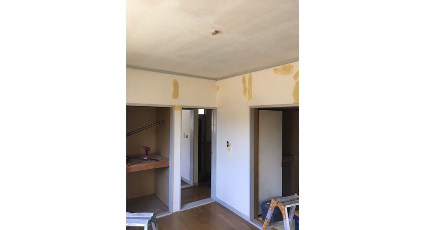壁紙補修作業中