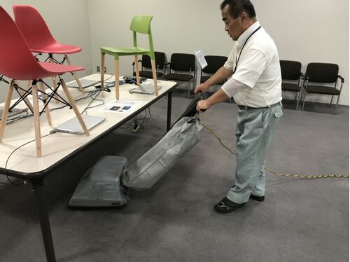 絨毯除塵機施工中