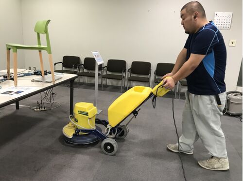 絨毯ドライ施工中