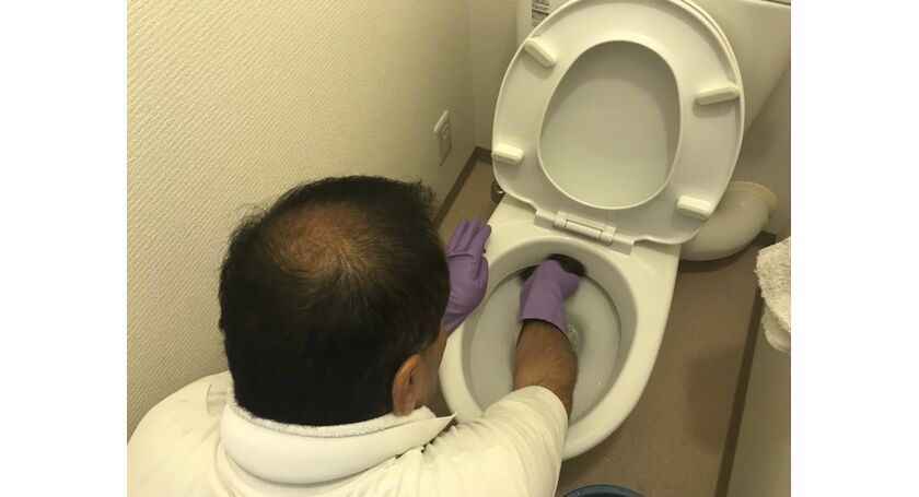 トイレ清掃中