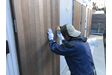 木製ドア研磨作業中