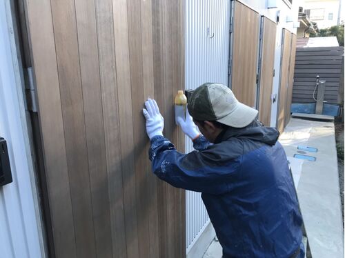 木製ドア研磨作業中