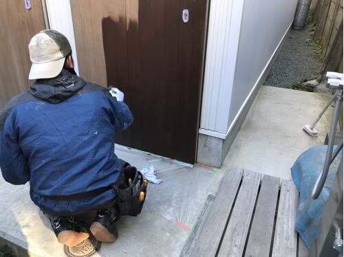 木製ドア塗装施工中