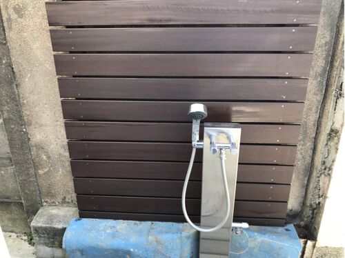 壁部木製すのこ塗装後