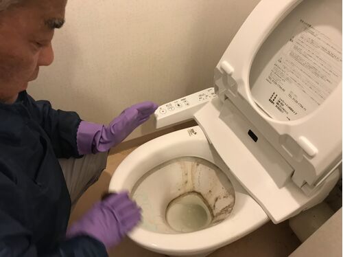 トイレ清掃中