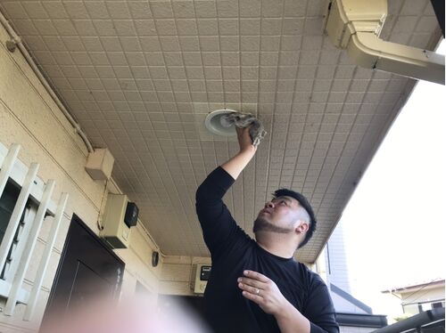 天井蜘蛛の巣清掃中