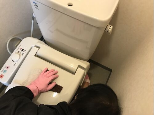 トイレ清掃中