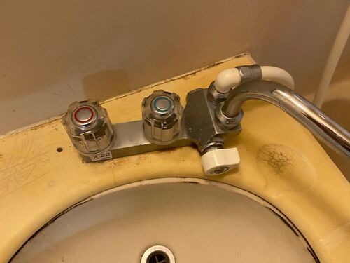 浴室カラン磨き前